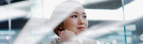 ragazza al lavoro pensante